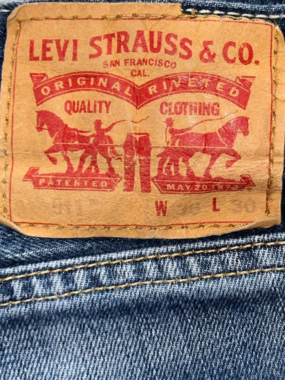 Levi's Men's Straight Jeans in Medium Blue Wash